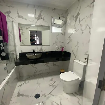 Hollywood Villa *